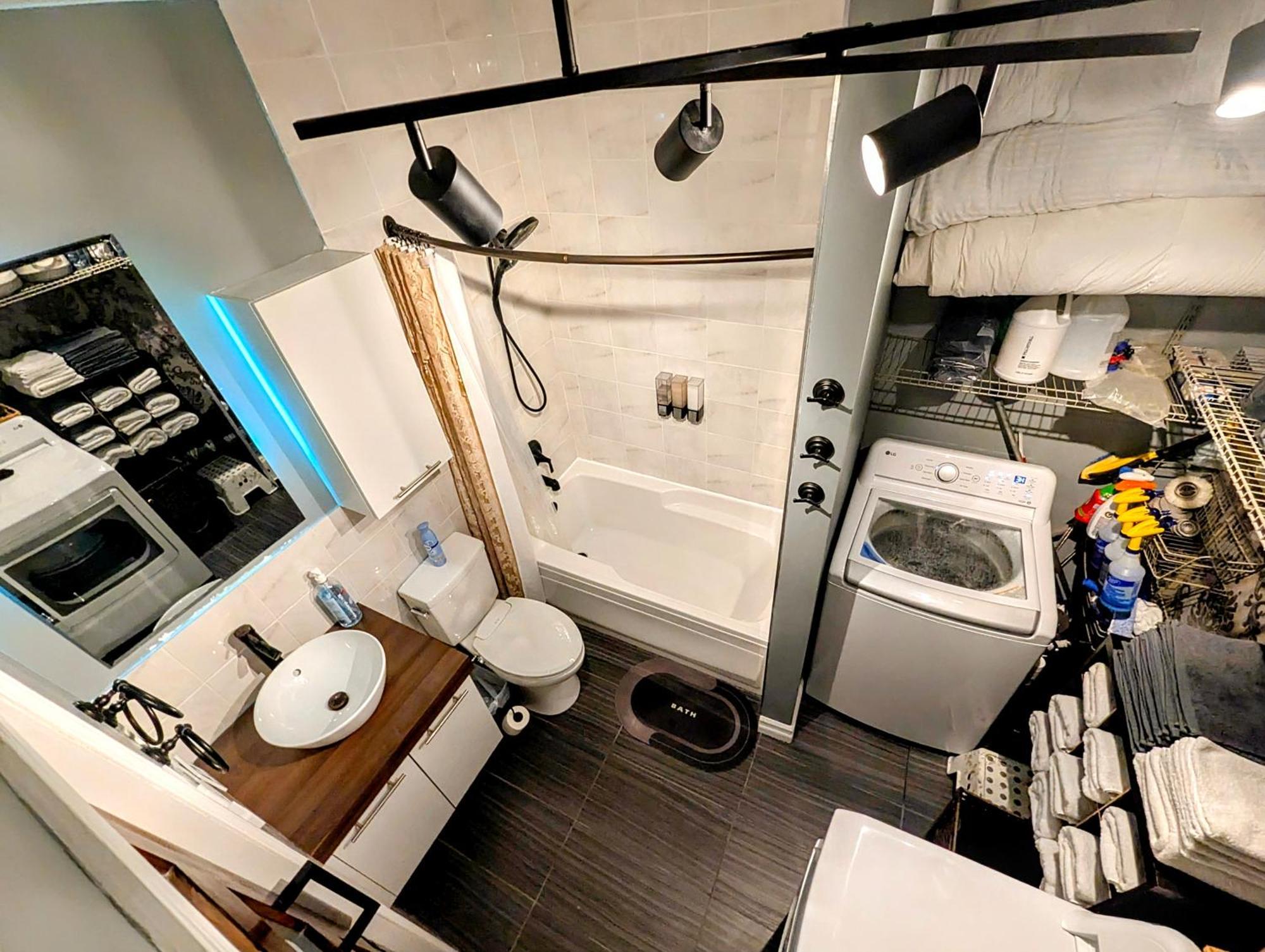 The Modern Stays Montreal Room photo